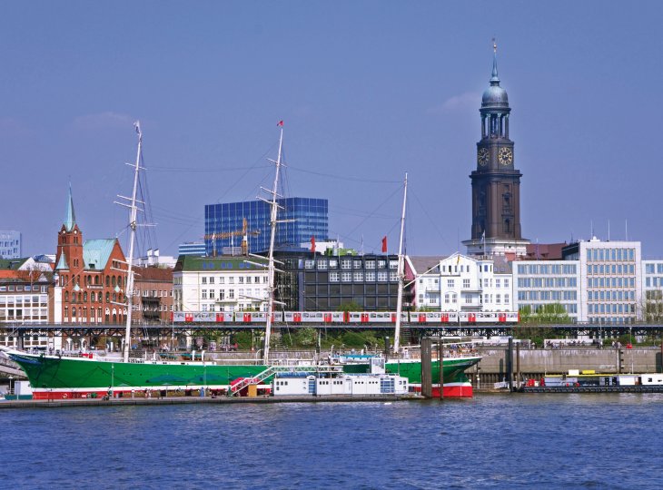Hamburger Hafen mit "Michel" © flashpics-fotolia.com